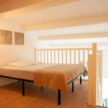 Duplex Traversant A 2 Pas Du Port Vue Chenal Leucate